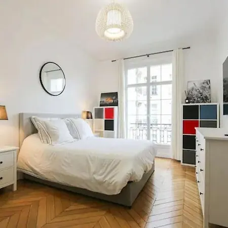 Luxury With Eiffel Tower Views Near Victor Hugo Paris